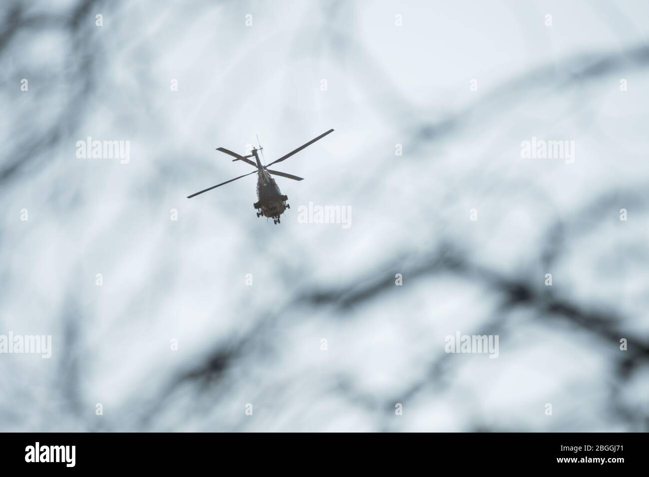 Glasgow, Regno Unito. 21 Apr 2020. Nella foto: Un elicottero Royal Air Force (RAF) Puma HC.Mk 2 fa un passo basso sul West End di Glasgow, come se fosse atterrato al nuovo NHS Louisa Jordan Hospital. Credit: Colin Fisher/Alamy Live News Foto Stock