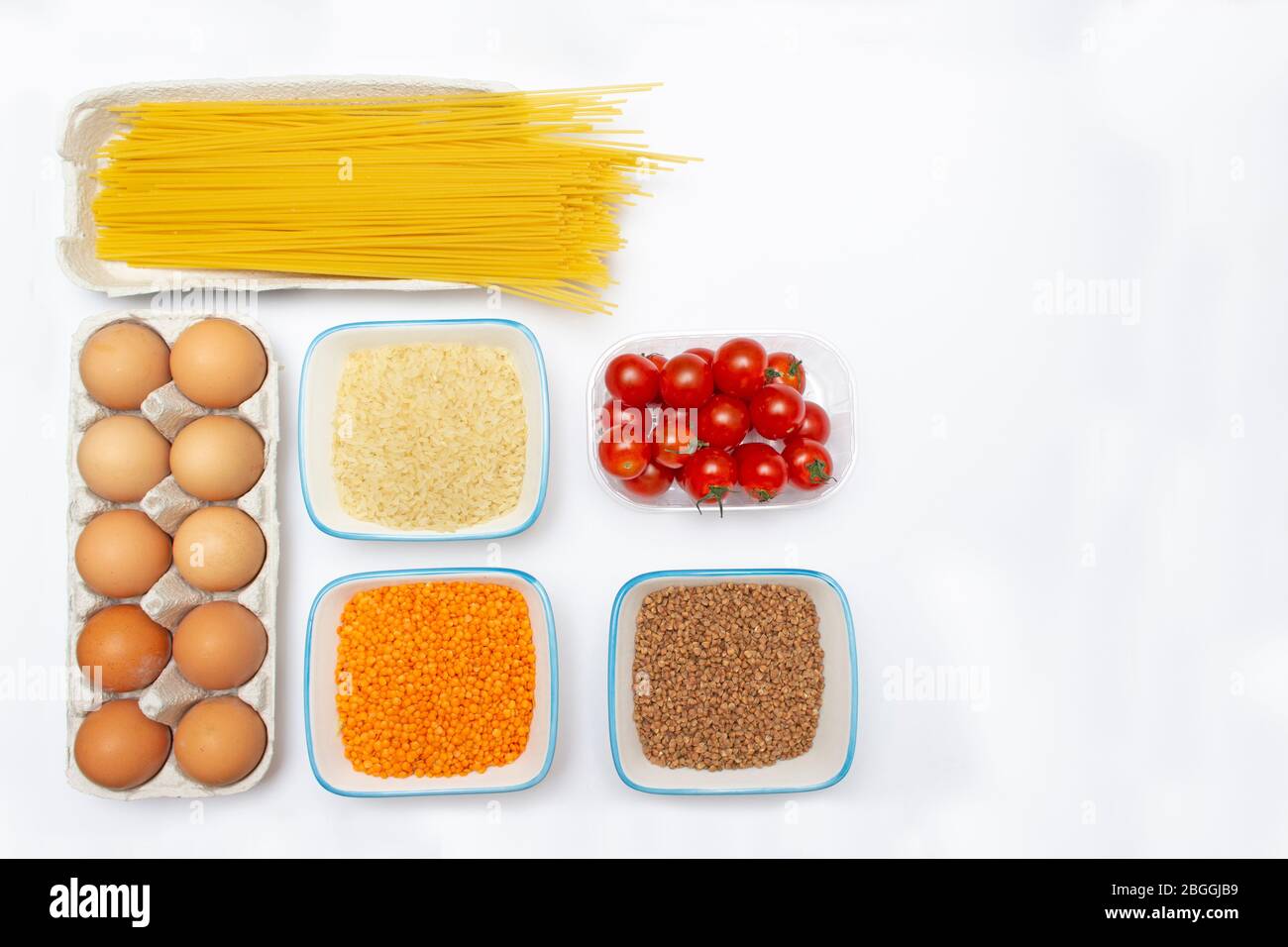 Disposizione dei cibi, vista dall'alto. Consegna di cibo, concetto di donazione Foto Stock