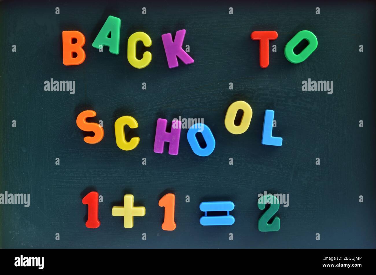 Matematica e segno di nuovo a scuola con le lettere colorate Foto Stock