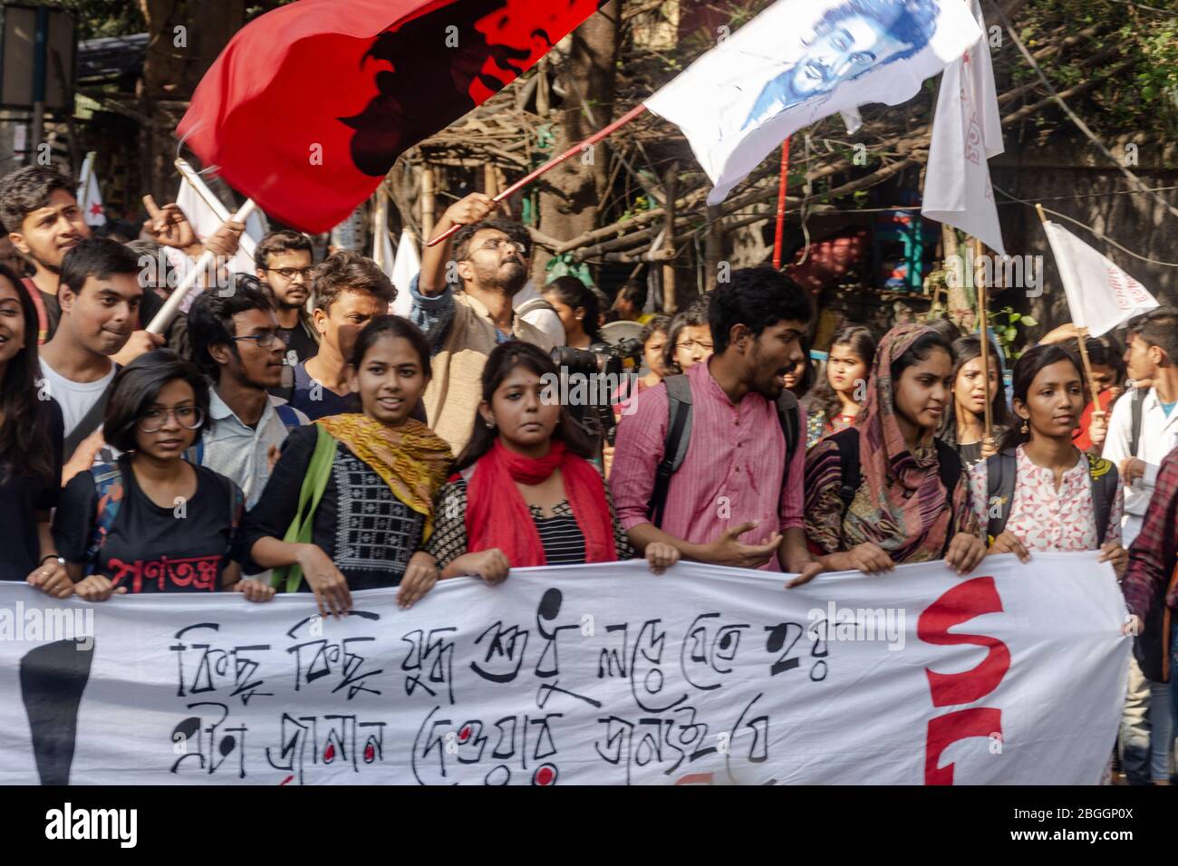 Gli studenti dell'Università di Jadavpur con Aishee Ghosh che hanno rivolto un appello per condannare e resistere al fascismo di ABVP e BJP nell'università Foto Stock