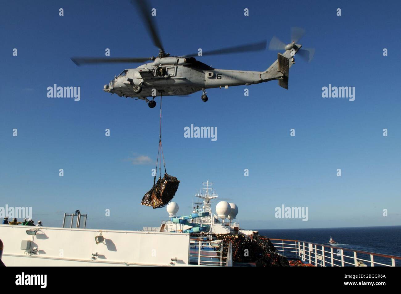 HH-60H consegna di materiali di rilievo a Carnival Splendor 2010-11-09. Foto Stock