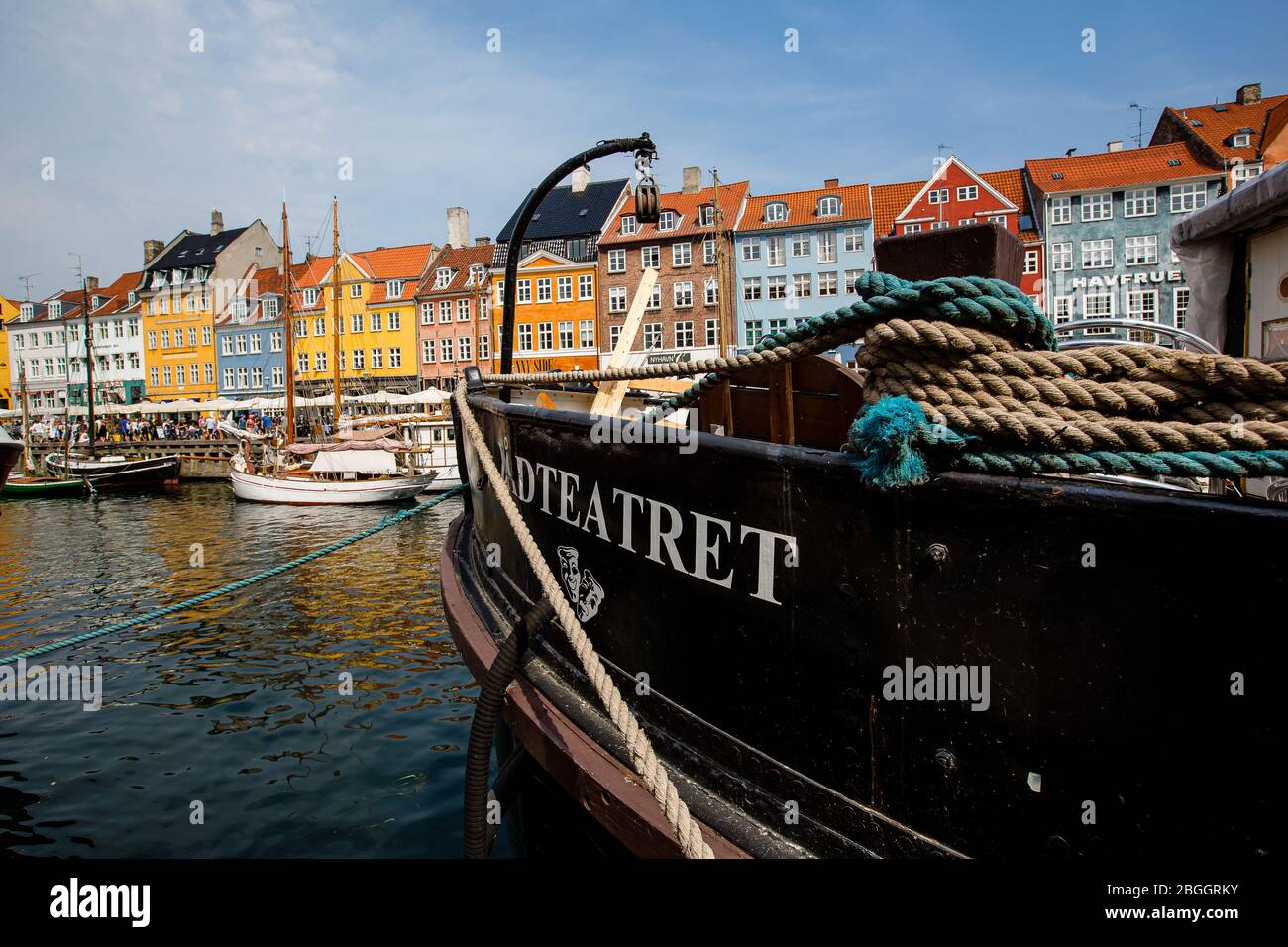 Canale Nyhavn a Copenaghen, Danimarca. Scatto alla luce del giorno Foto Stock