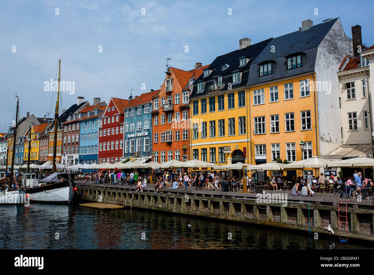 Canale Nyhavn a Copenaghen, Danimarca. Scatto alla luce del giorno Foto Stock