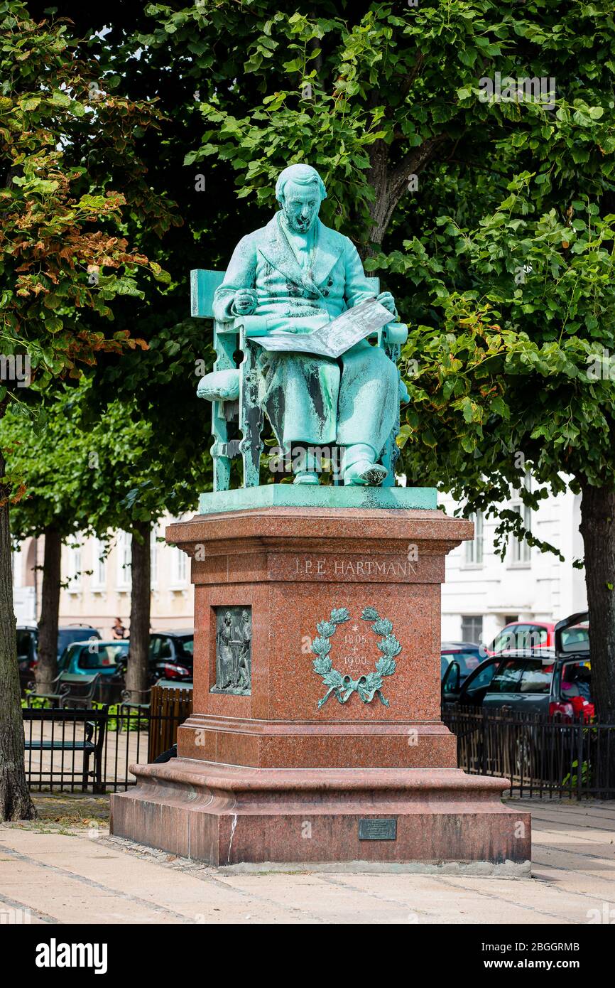 La statua di Johan Peter Emilius Hartmann si trova di fronte alla chiesa della Garrison sulle Annæ di Sankt a Copenaghen, Danimarca, commemorando i compos Foto Stock