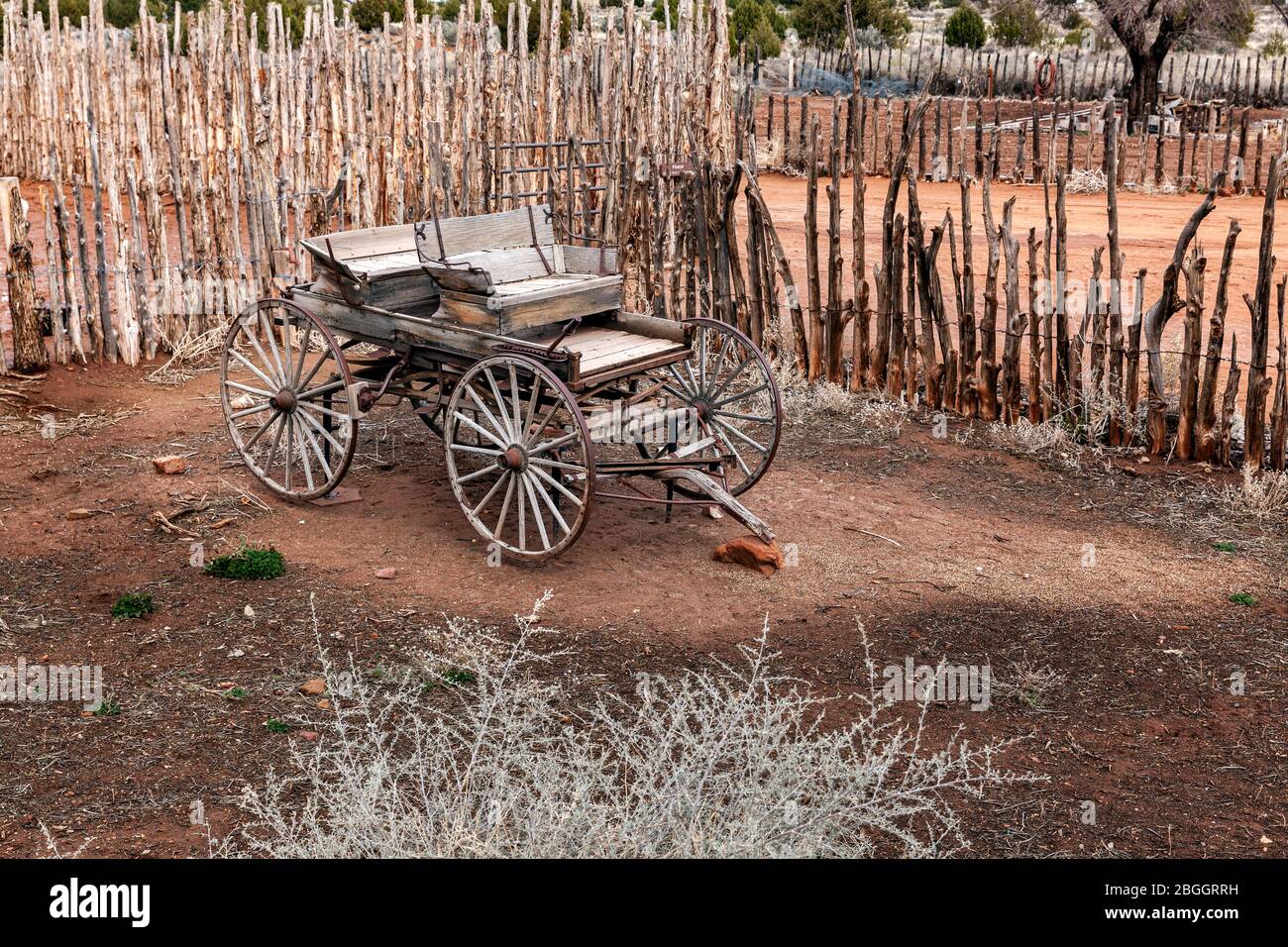 AZ00409-00...ARIZONA - carro Buckboard e recinzione corrale nel Pipe Springs National Monument. Foto Stock