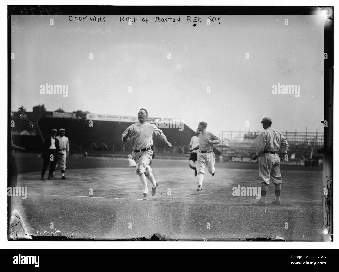 Hick Cady di Boston Red Sox vince la corsa ai piedi con Jack o'Brien (allenatore Boston Red Sox, pantaloncini, parzialmente oscurati) e il compagno di squadra Buck o'Brien (guardando alla sua destra) al Fenway Park di Boston Foto Stock