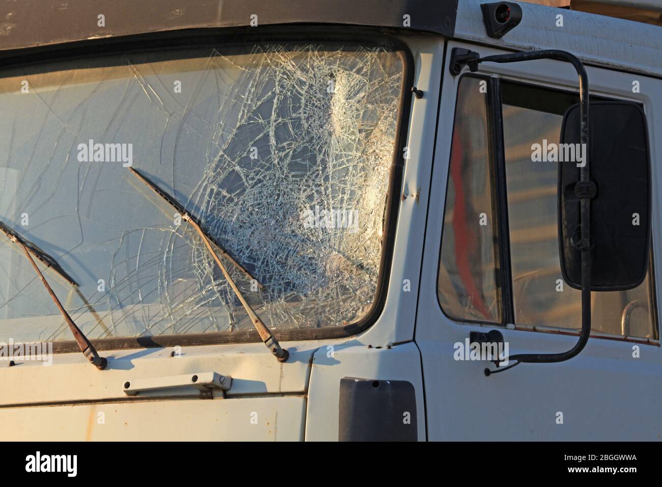 Parabrezza rotto di un veicolo (autocarro). Incidente e incidente stradale. Il crash. Un attacco di colpo su un'auto. Veicolo abbandonato dopo un incidente Foto Stock