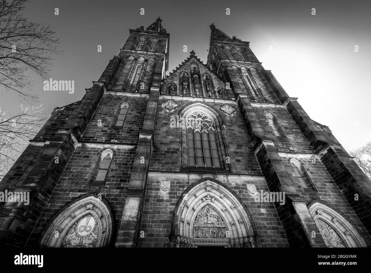 Basilica di San Pietro e Paolo a Vysehrad, Praga, repubblica Ceca. Foto in bianco e nero. Monocromatico. Foto Stock