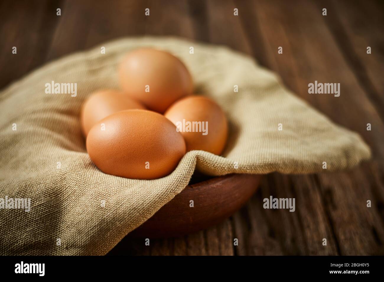 uova di pollo sulla tavola. Prodotti agricoli, uova naturali. Foto Stock