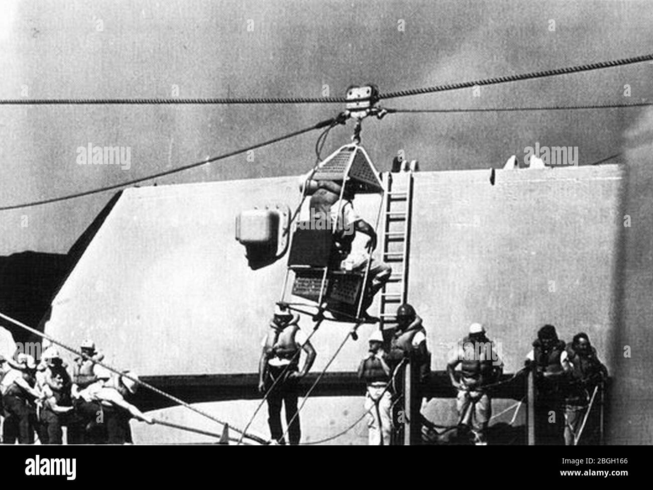 Trasferimento in Highline dalla USS New Jersey (BB-62) al largo del Vietnam nel 1968. Foto Stock