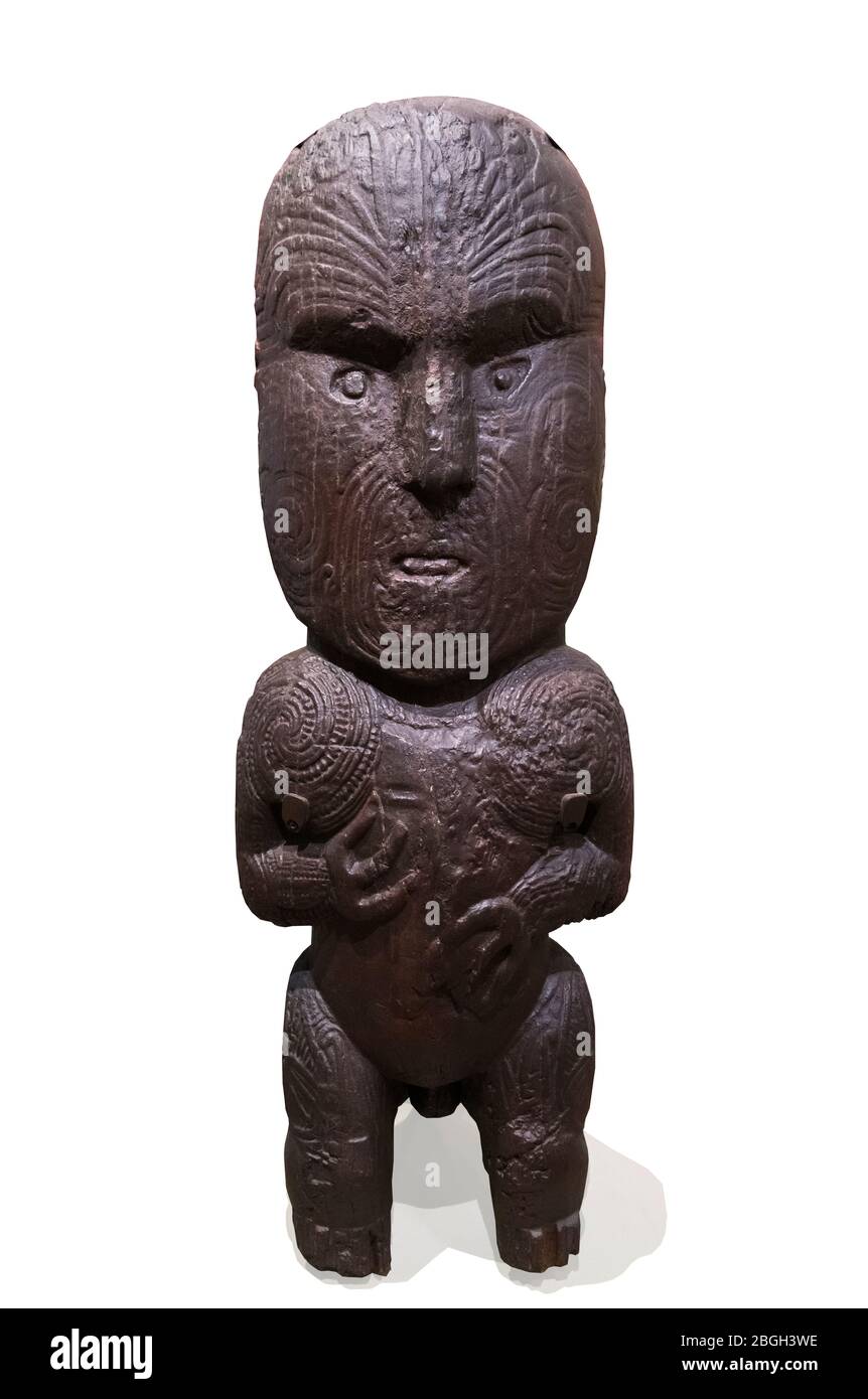 Scultura Maori. pou scolpito da un insediamento te Arawa a Maketu, Baia dell'abbondanza, risalente all'inizio del 19 ° secolo. In mostra al Museo Canterbury, Christchurch, Nuova Zelanda Foto Stock