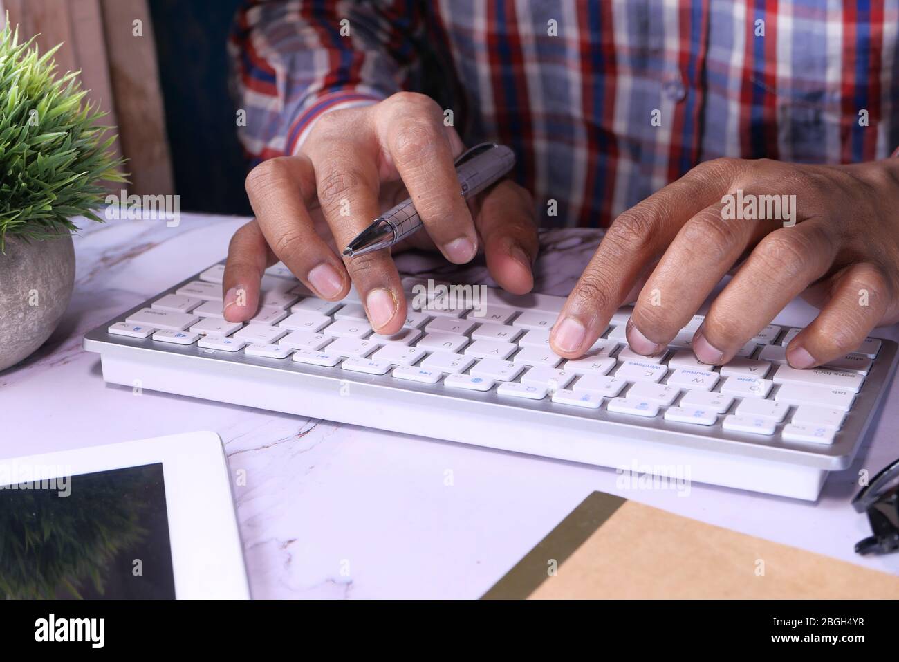 Primo piano della tastiera di digitazione a mano della persona. Foto Stock