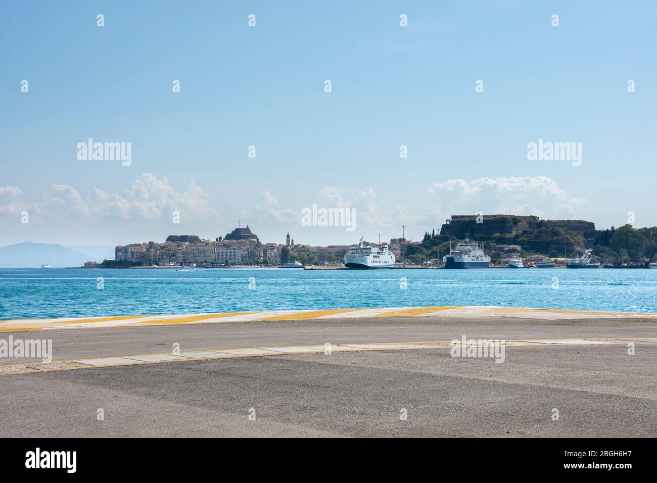 Vista sulla Fortezza Nuova e sul porto dei traghetti nella città di Corfù Foto Stock