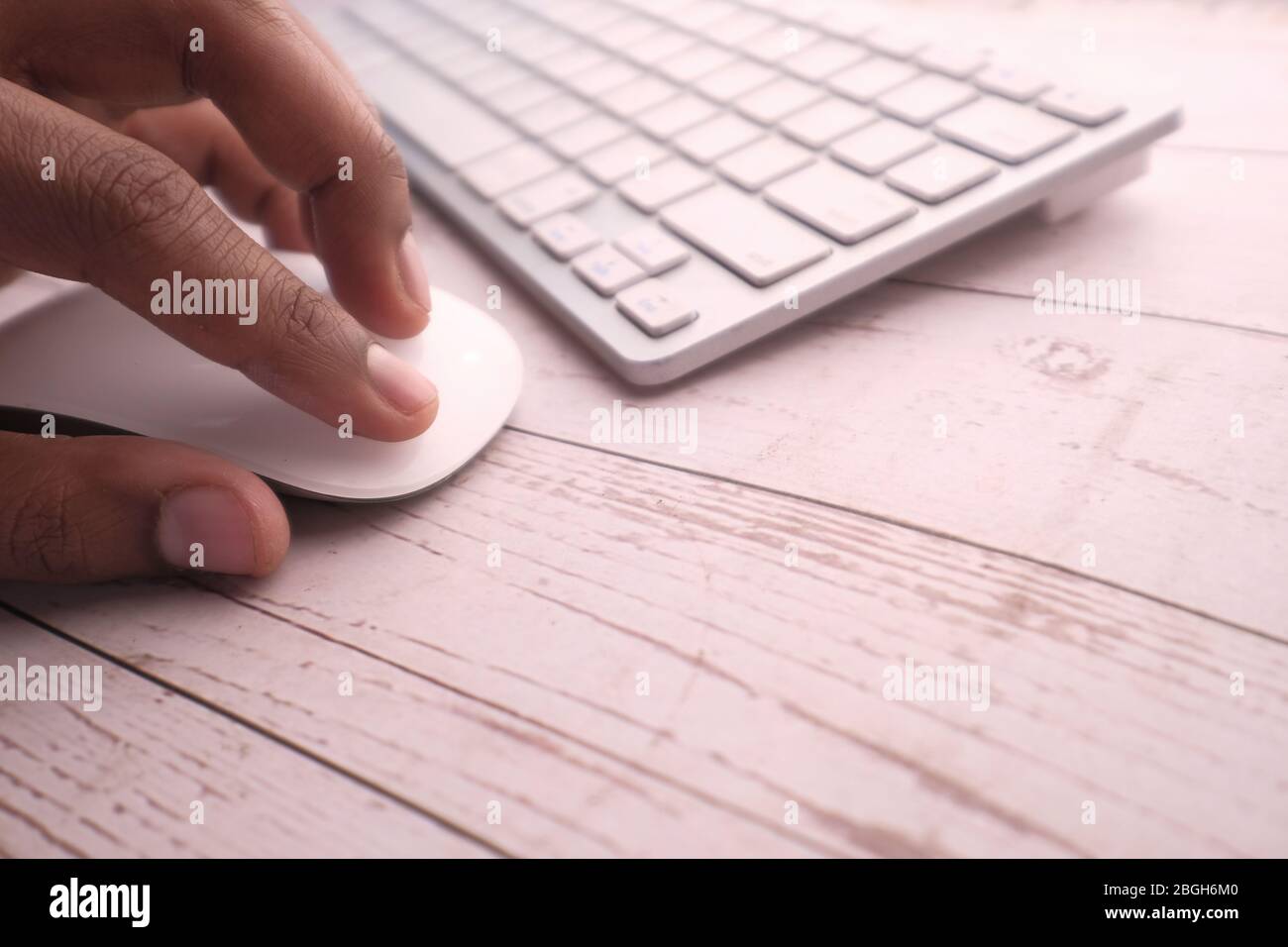 Primo piano della mano della persona con il mouse del computer. Foto Stock