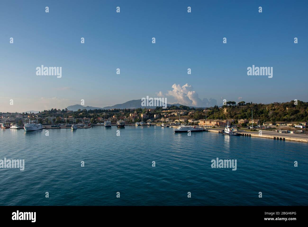 Vista sulla città di Argostoli, arrivo in nave da crociera Foto Stock