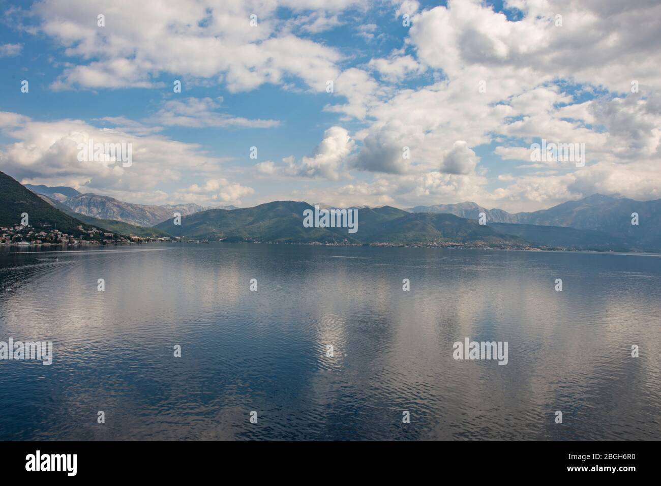Vista sulla città e sulle montagne sulla riva della baia di Cattaro Foto Stock