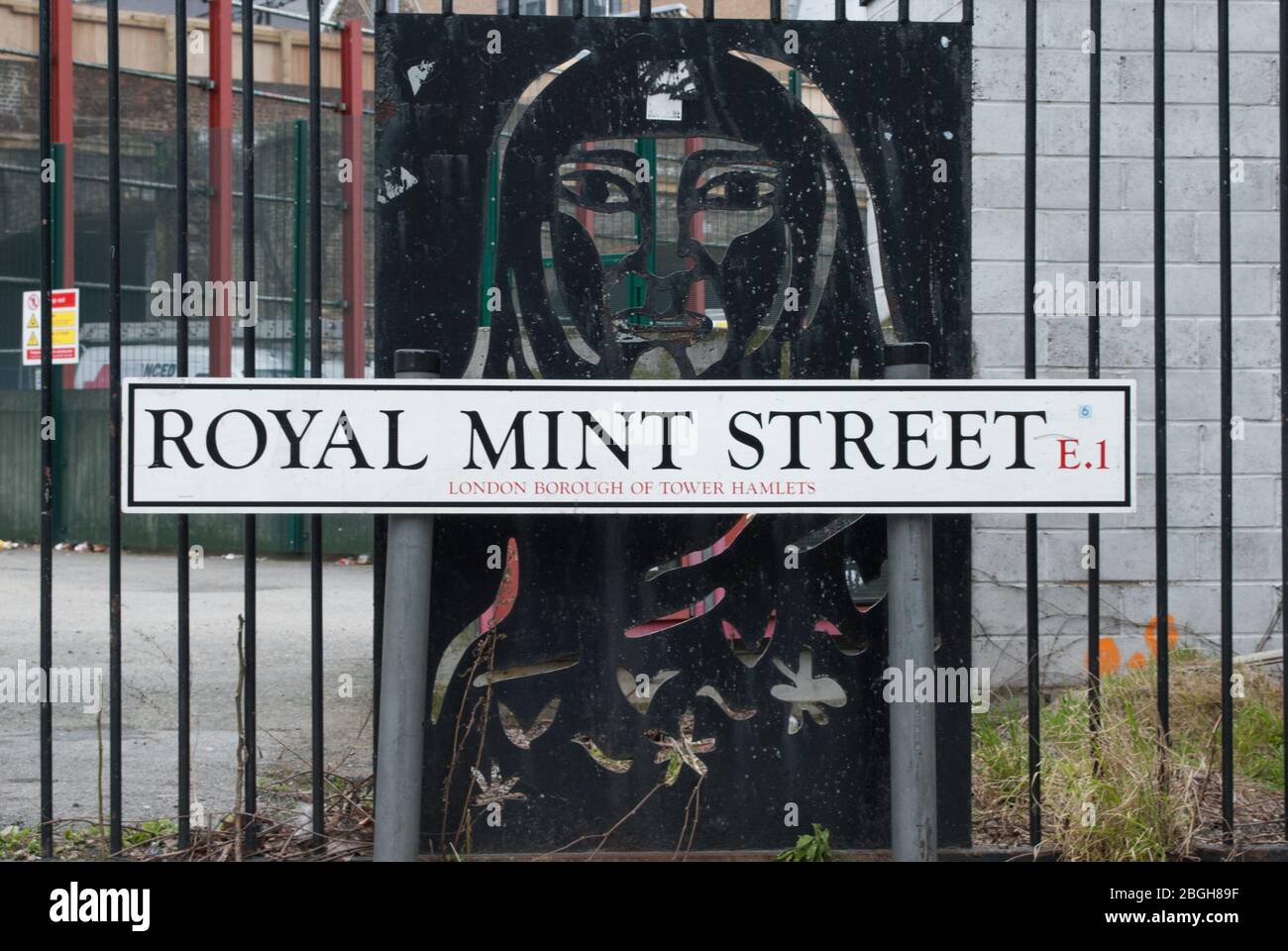 Street Art Silhouette Black Railings Gates Royal Mint Street, Londra, E1 8LG Foto Stock