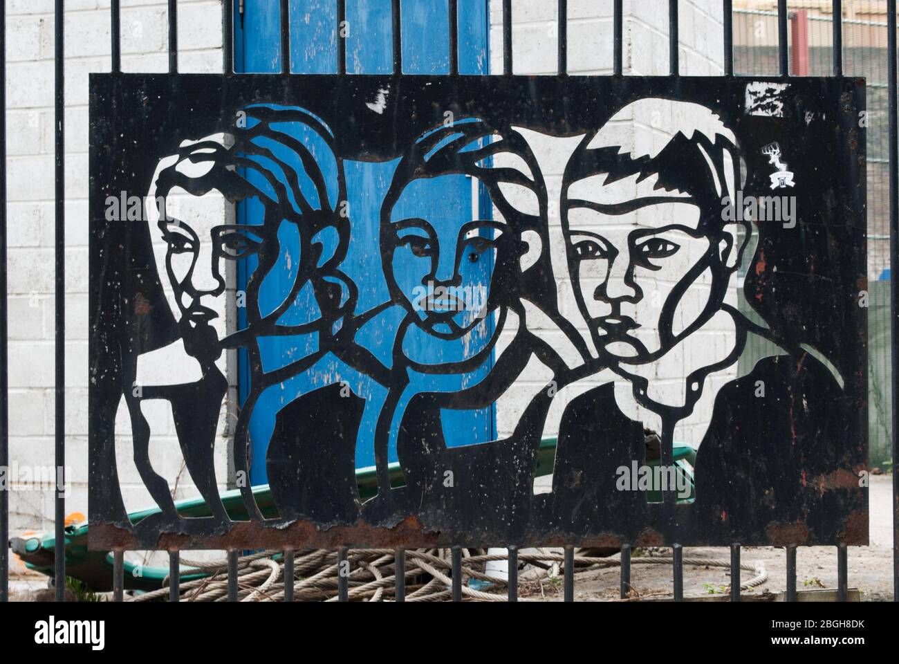 Street Art Silhouette Black Railings Gates Royal Mint Street, Londra, E1 8LG Foto Stock