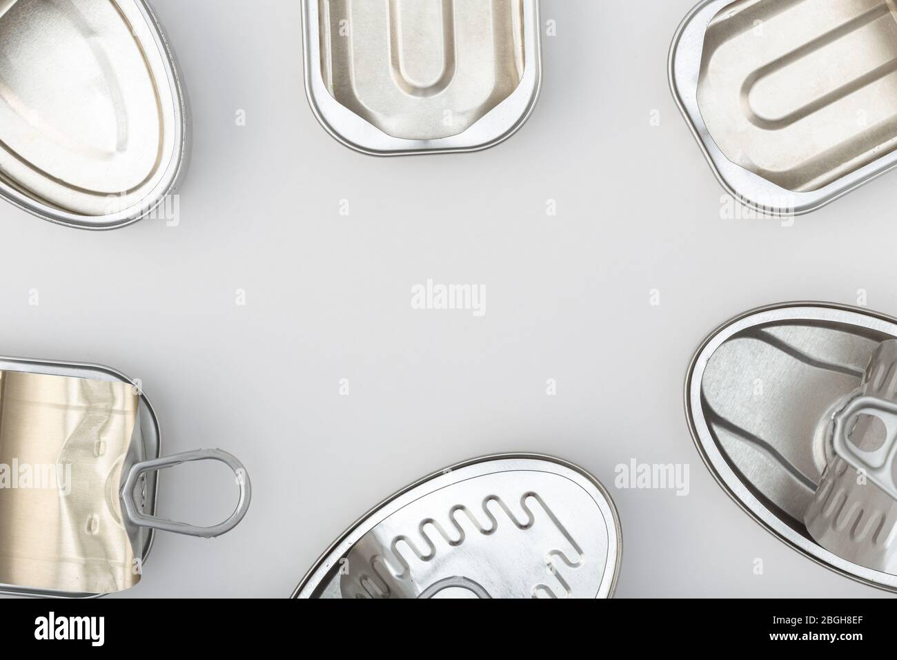 Il gruppo di lattine vuote può essere isolato su uno sfondo grigio.Vista superiore spazio di copia Foto Stock