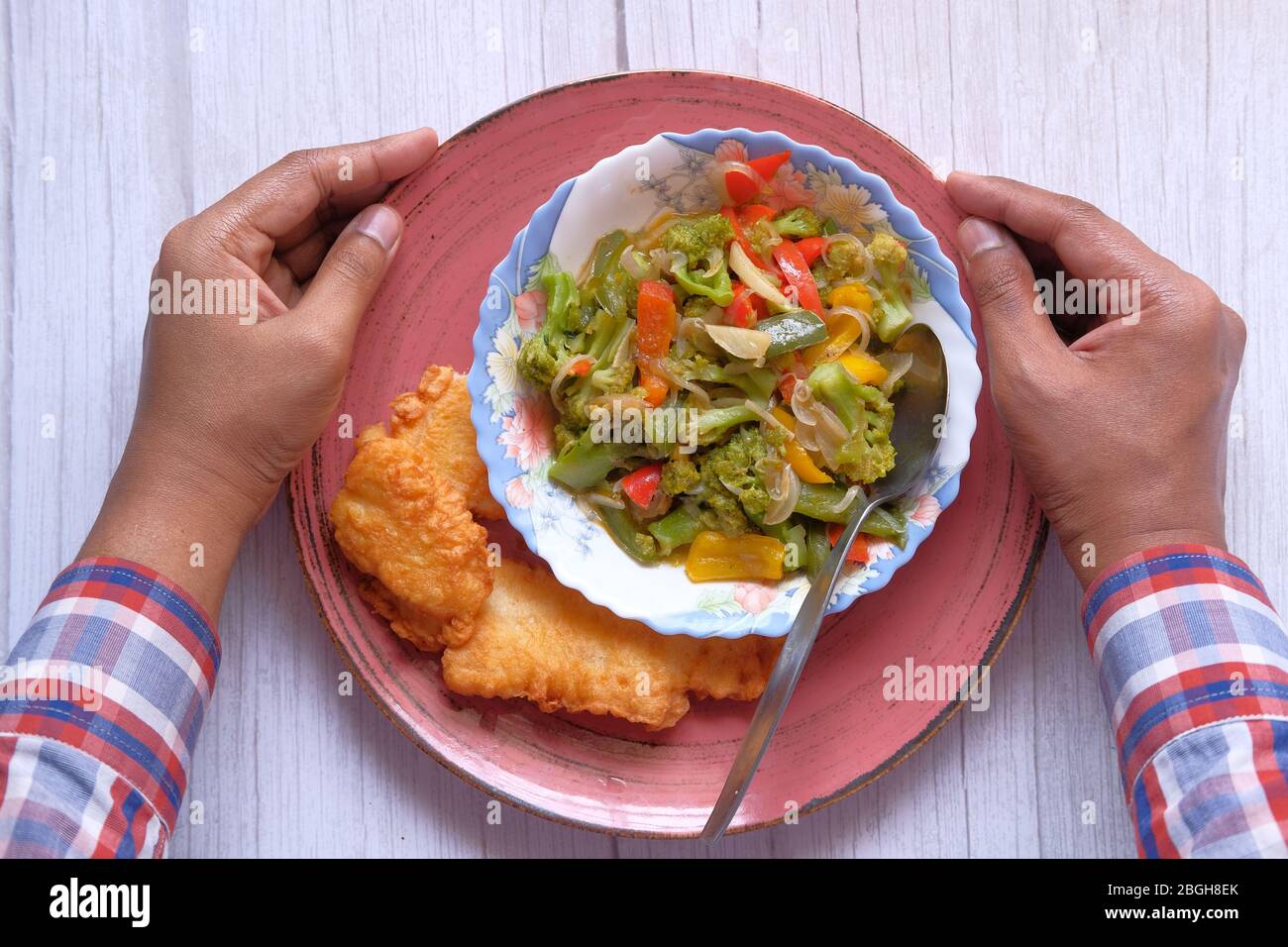 Pepite di pollo fritte e insalata sul piatto. Foto Stock