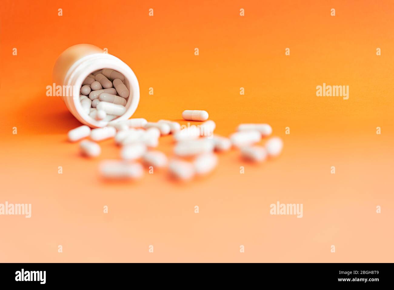 Capsula di erbe. Integratori nutrizionali di erbe. Pillole di vitamina, compresse di zinco. Medicina alternativa e concetto sano. Foto Stock