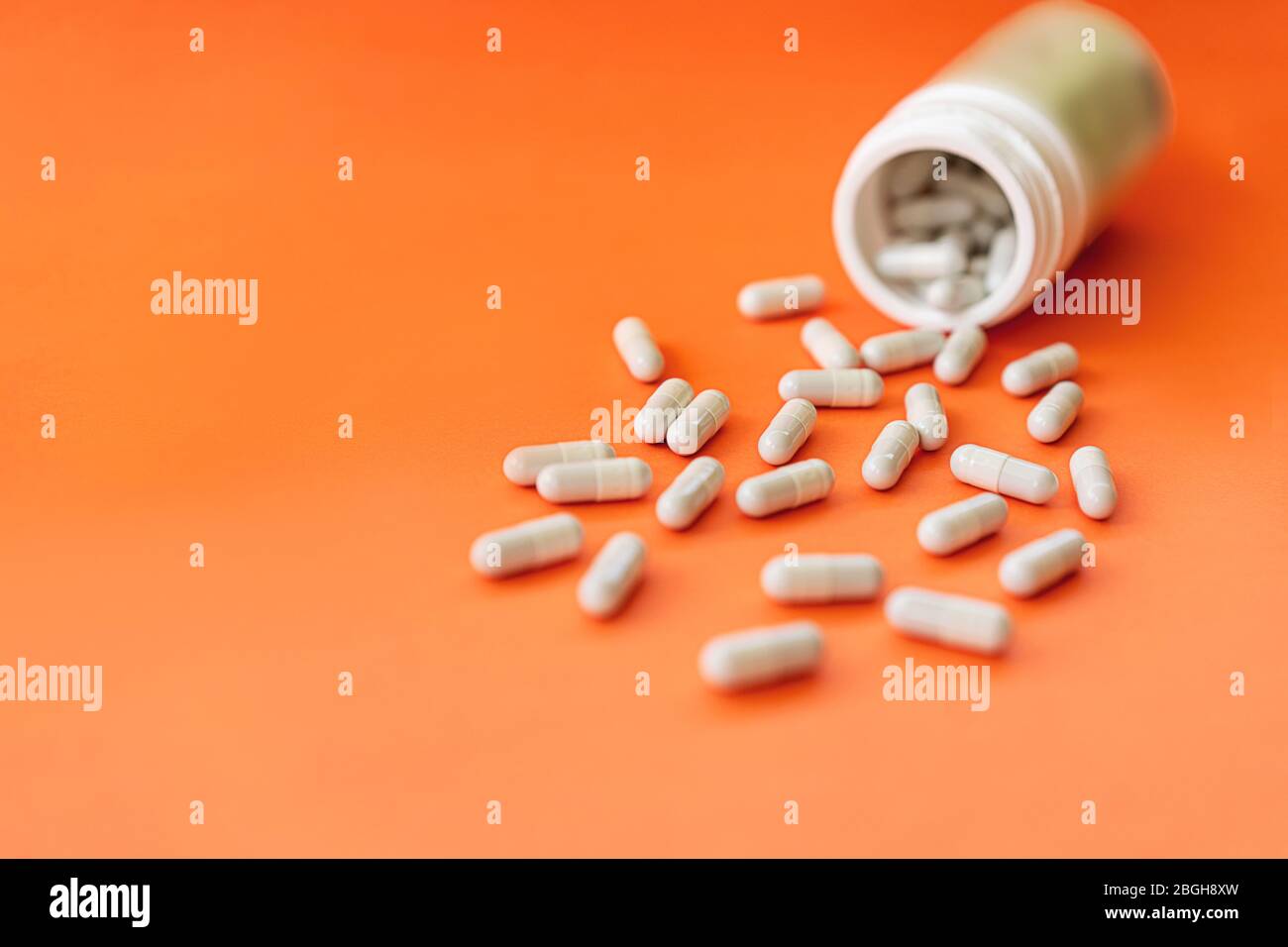 Capsula di erbe. Integratori nutrizionali di erbe. Pillole di vitamina, compresse di zinco. Medicina alternativa e concetto sano. Foto Stock