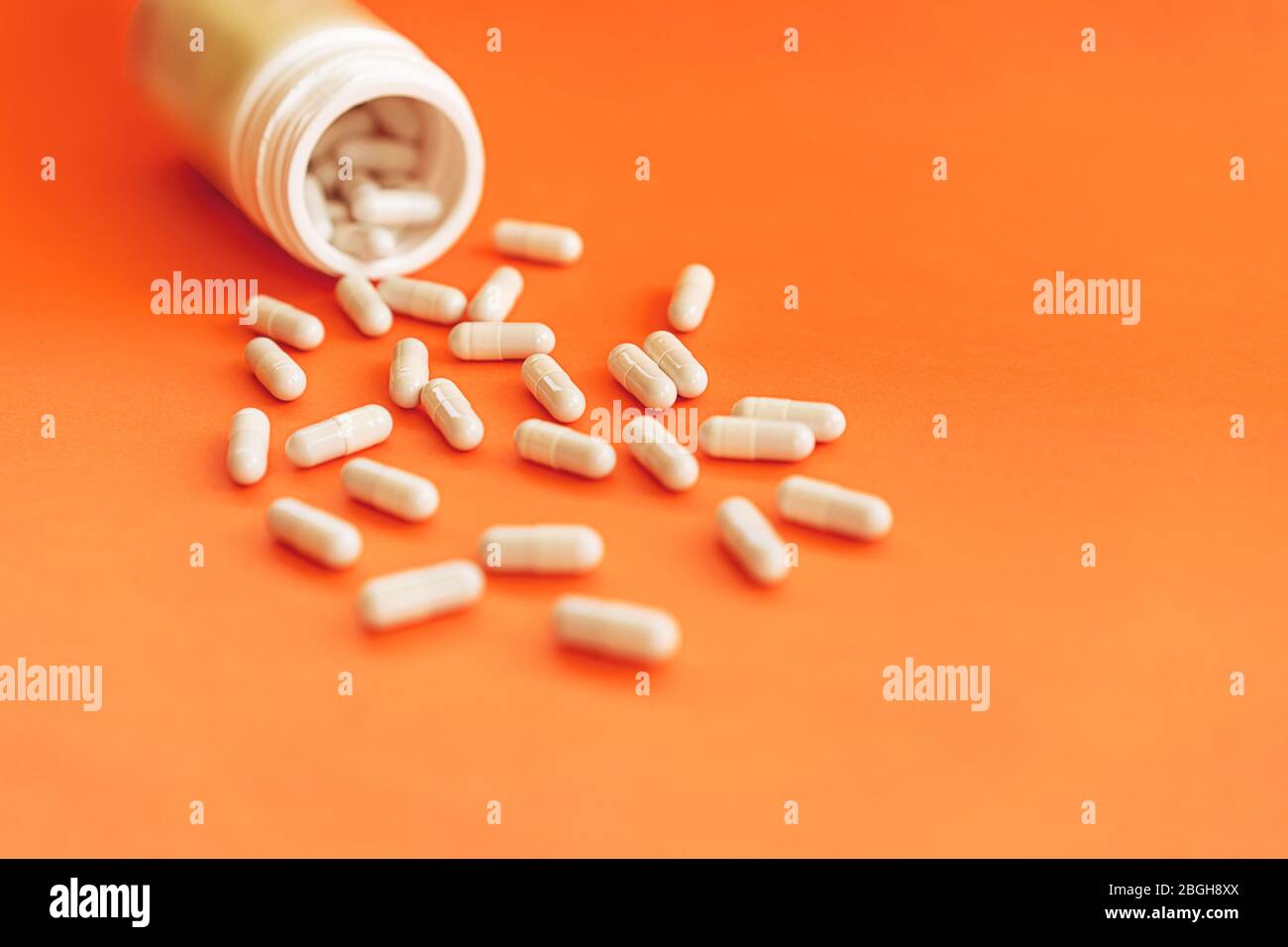 Capsula di erbe. Integratori nutrizionali di erbe. Pillole di vitamina, compresse di zinco. Medicina alternativa e concetto sano. Foto Stock