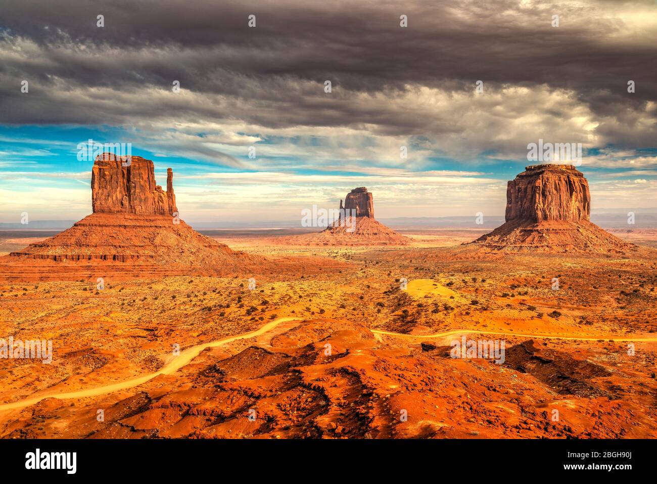 Cielo tempestoso sopra i Mittens, Monument Valley Navajo Tribal Park, Arizona, Stati Uniti Foto Stock