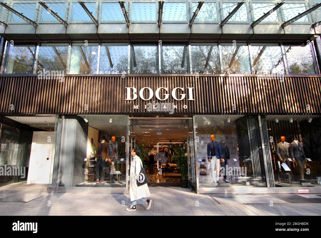 Vista esterna del negozio di abbigliamento maschile „Boggi Königsallee a Düsseldorf a  . Questo marchio è popolare per la qualità italiana e „stile per gentiluomini". Foto Stock