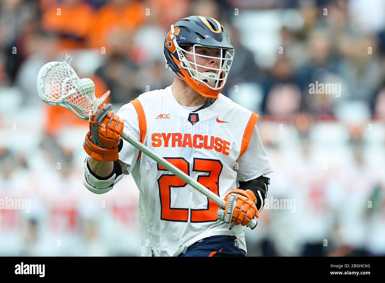 23 febbraio 2020: Il centrocampista arancione di Syracuse Tucker Dordevic n. 23 controlla la palla durante una partita di lacrosse dei Mens NCAA contro i Cavalieri neri dell'esercito Domenica, 23 febbraio 2020 al Carrier Dome di Syracuse, New York. Syracuse ha vinto il 9-7. Rich Barnes/CSM Foto Stock