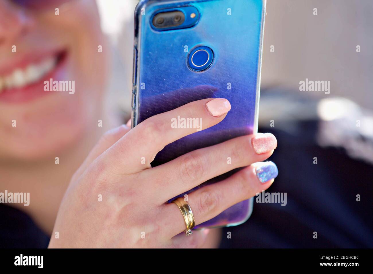 In prossimità di una donna utilizzando mobile smart phone. Foto Stock