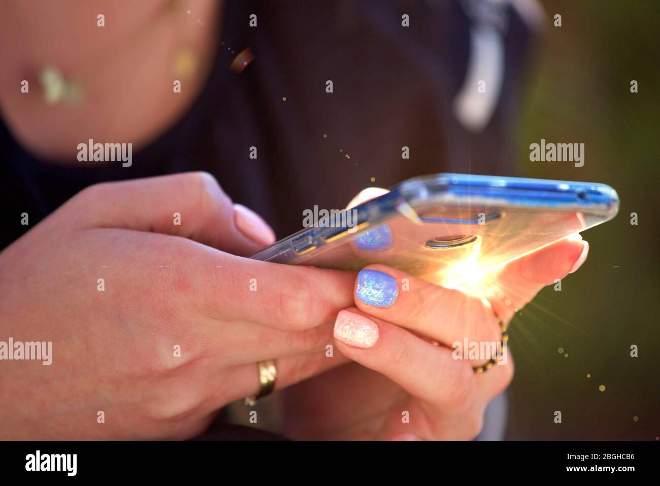 In prossimità di una donna utilizzando mobile smart phone. Foto Stock