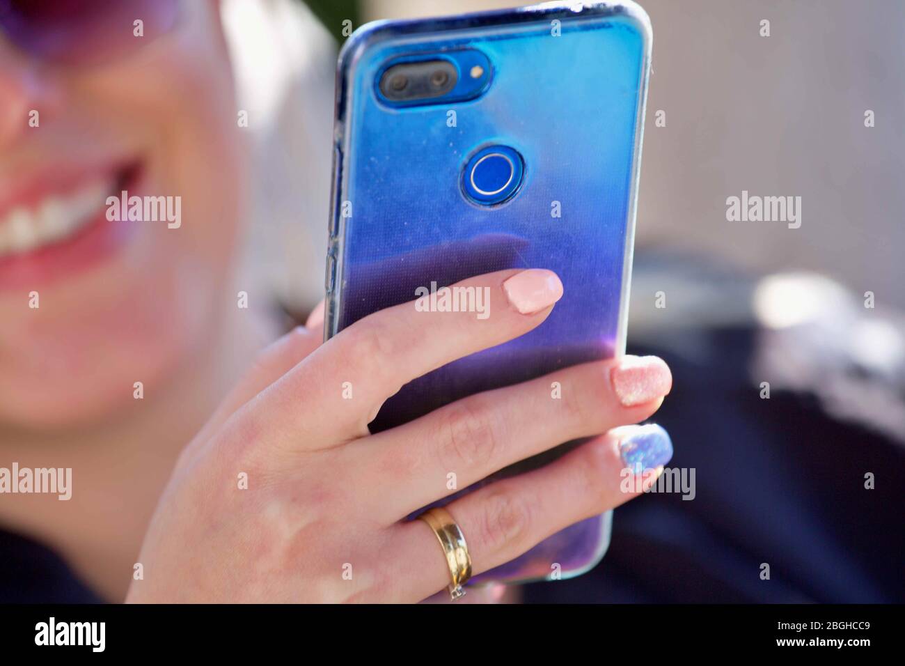 In prossimità di una donna utilizzando mobile smart phone. Foto Stock