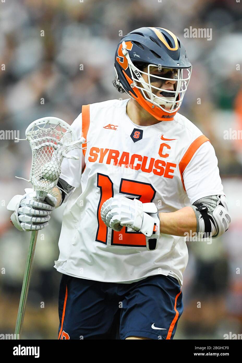 23 febbraio 2020: Il centrocampista arancione di Syracuse Jamie Trimboli n. 12 controlla la palla durante una partita di lacrosse dei Mens NCAA contro i Cavalieri neri dell'esercito Domenica, 23 febbraio 2020 al Carrier Dome di Syracuse, New York. Syracuse ha vinto il 9-7. Rich Barnes/CSM Foto Stock