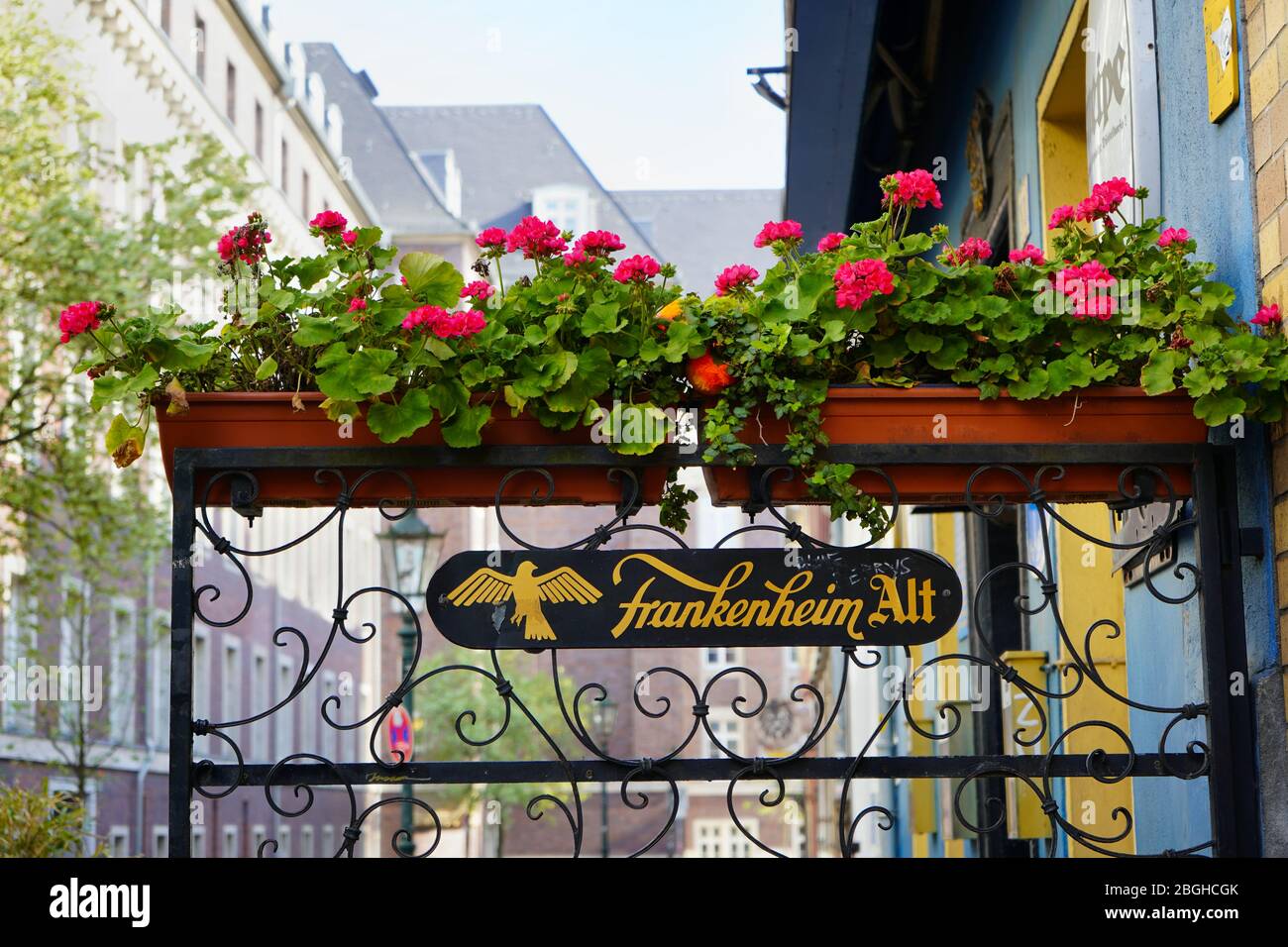 Birreria all'esterno in un romantico vicolo nella Città Vecchia. Decorazione tipica regionale, fiori e birra pubblicità. Frankenheim Alt è un marchio locale di birra. Foto Stock