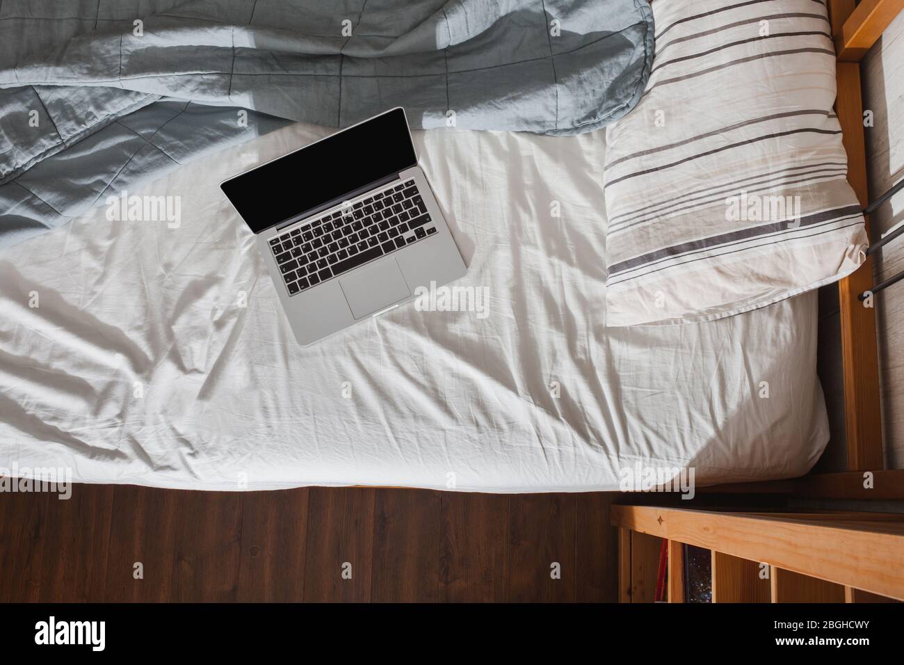 Lavoro da casa. Il computer portatile si trova sul letto. Una pausa durante il lavoro. Foto Stock