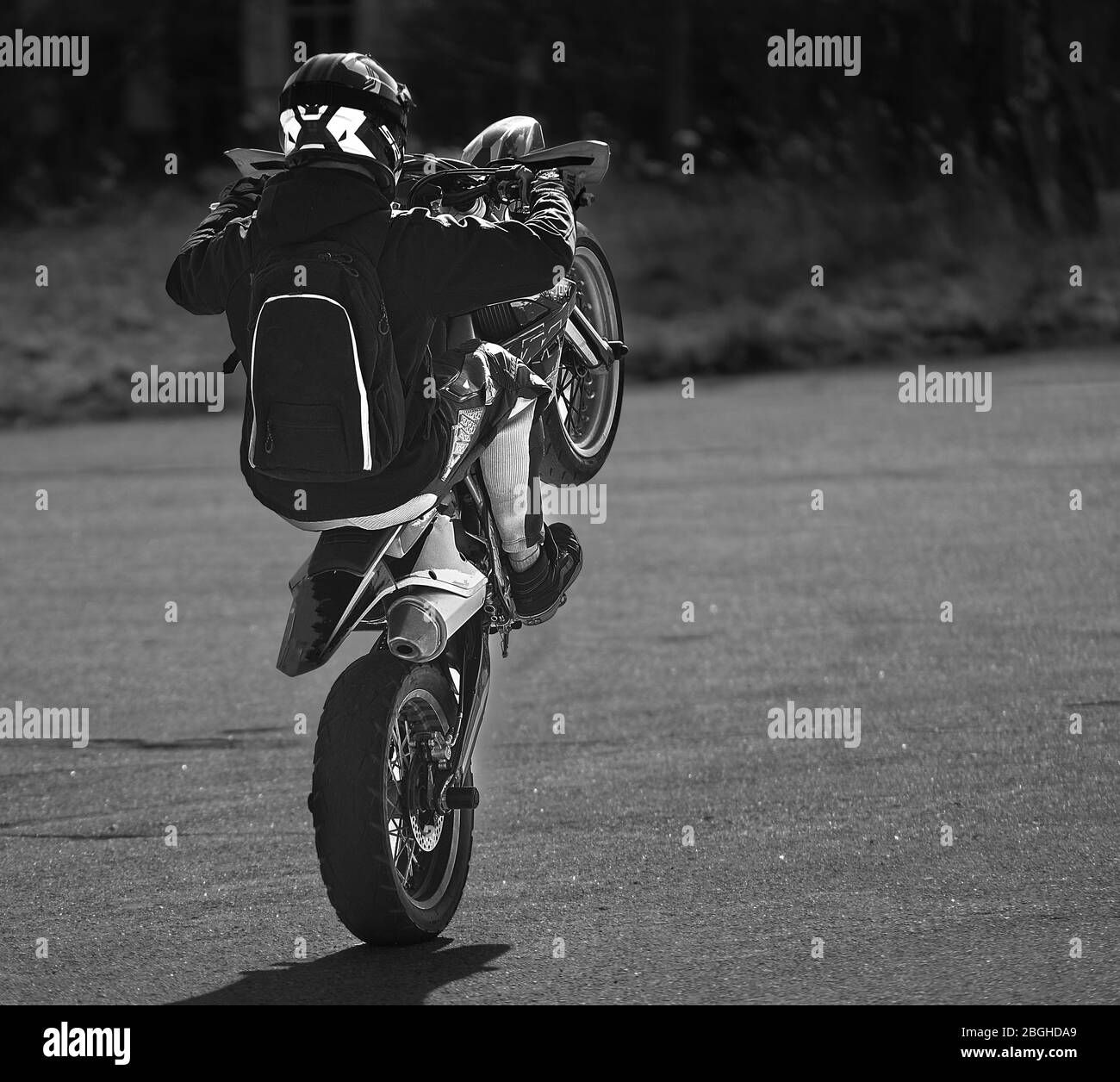 Trucchi su una moto. Sulla ruota posteriore Foto Stock