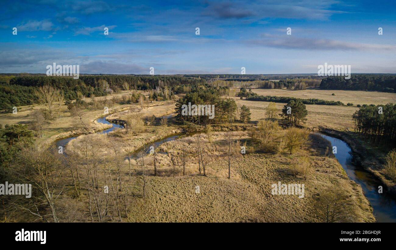 Un fiume selvaggio girato dall'alto. Foto Stock