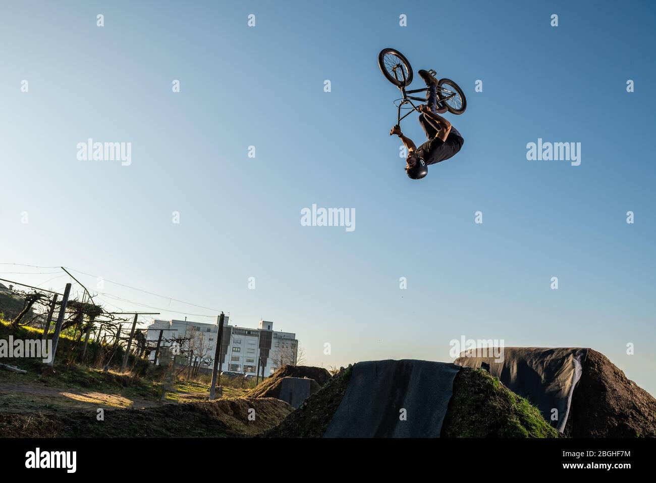 BMX Bike torna a saltare su una pista sterrata. Foto Stock