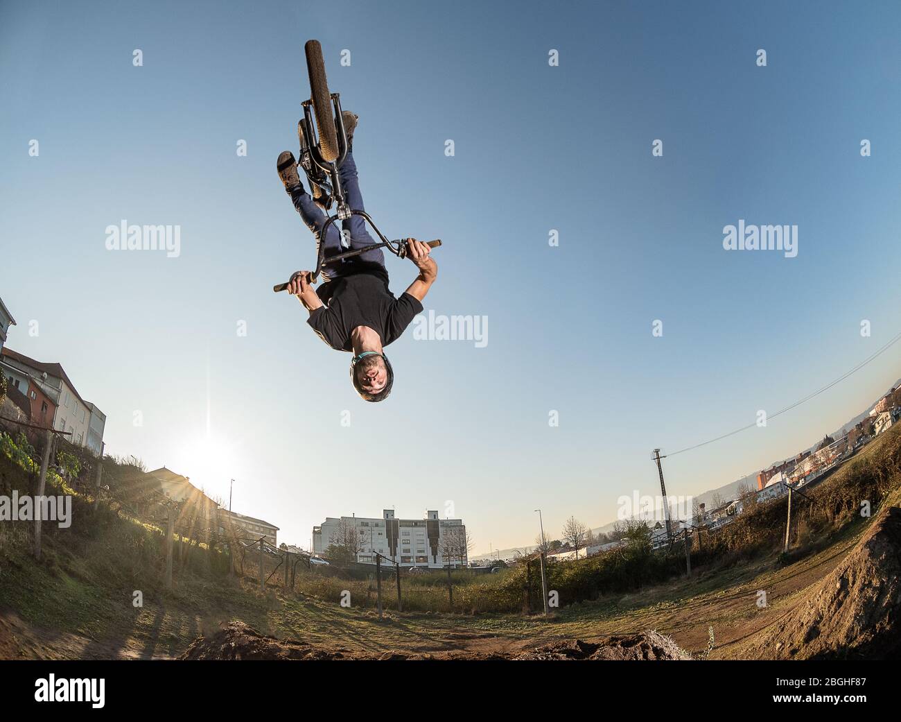 BMX Bike torna a saltare su una pista sterrata. Foto Stock