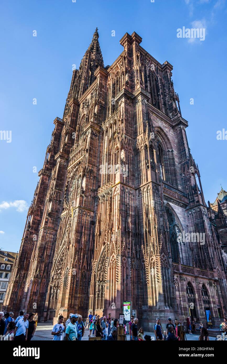 Angolo sud della Cattedrale di Strasburgo nel centro storico di Strasburgo, Alsazia, Francia Foto Stock