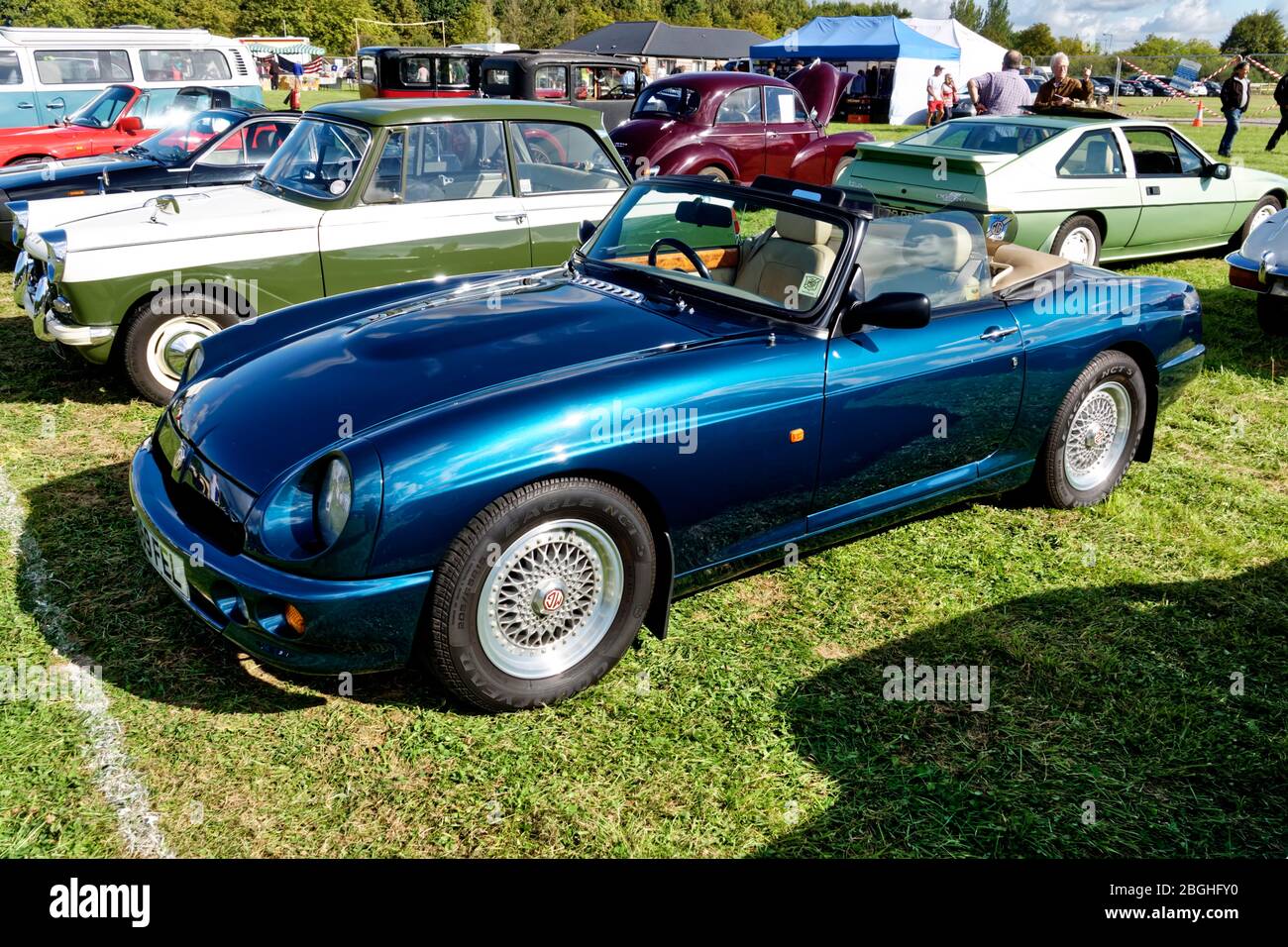 Westbury, Wiltshire / Regno Unito - 1 settembre 2019: Un 1993 MG RV8, 2 posti auto sportiva ( L569 FEL) al White Horse Classic & Vintage Vehicle Show 2019 Foto Stock