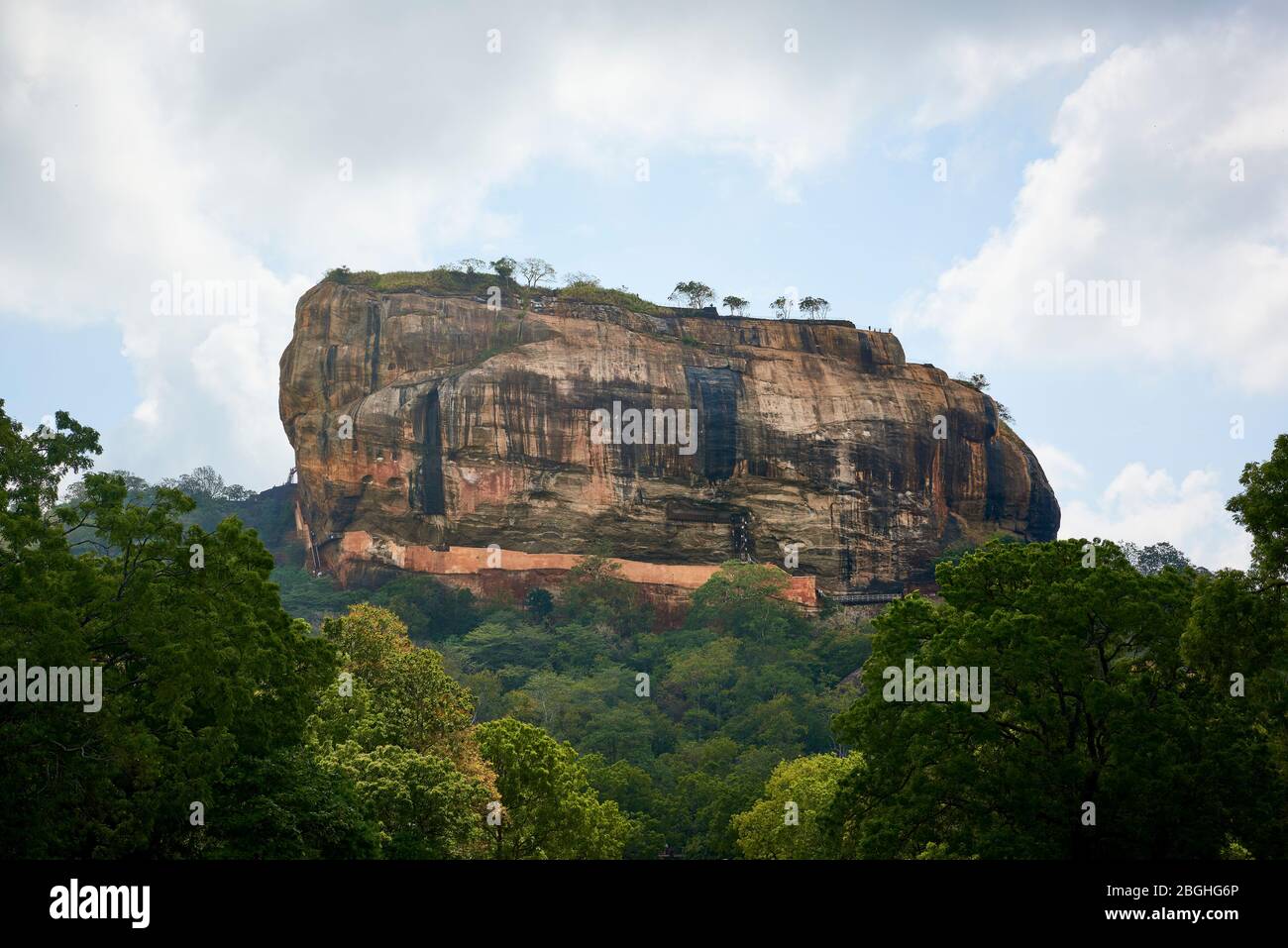 Roccia di Sigiriya in Sri Lanka, vista dal sito archeologico. Questa famosa attrazione turistica è un sito patrimonio dell'umanità dell'UNESCO e presenta rovine provenienti da Foto Stock