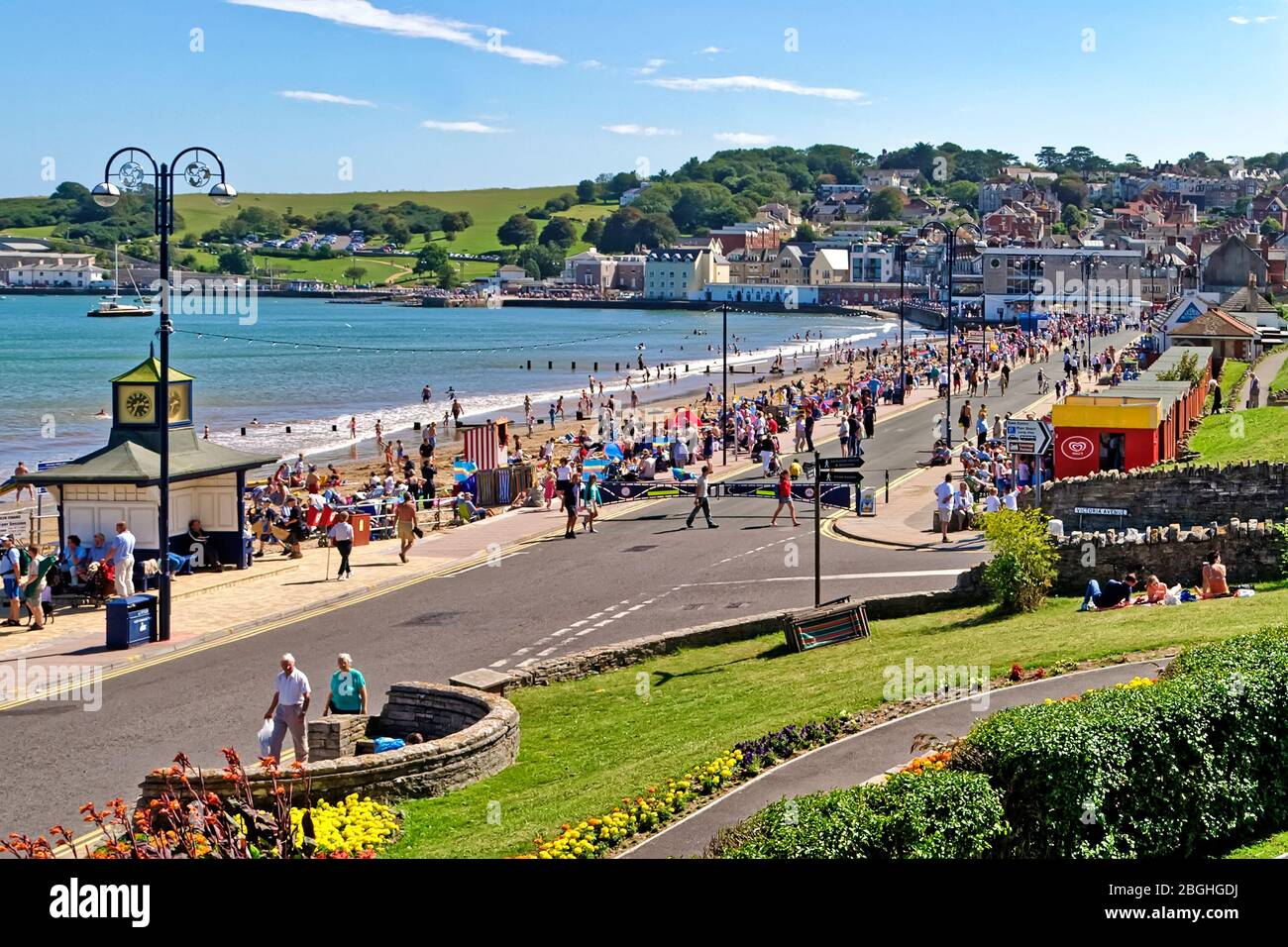 Swanage, Dorset / UK - Agosto 19 2004: Persone sulla spiaggia e in mare Foto Stock
