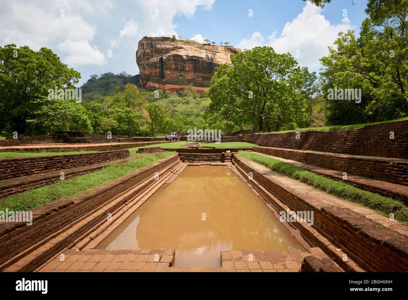 Roccia di Sigiriya in Sri Lanka, vista dal sito archeologico. Questa famosa attrazione turistica è un sito patrimonio dell'umanità dell'UNESCO e presenta rovine provenienti da Foto Stock