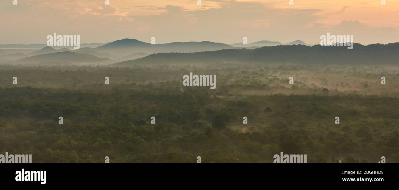 Alba con foresta e catena di montagne sullo sfondo a Sigiriya, Sri Lanka. Vista da Pidurangala Rock. Foto Stock
