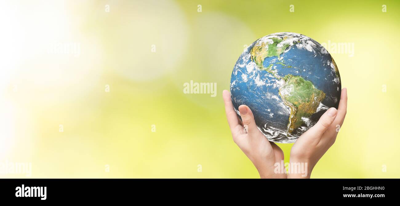 Terra in mani di famiglia. Concetto di giornata mondiale dell'ambiente. Elementi di questa immagine fornita dalla NASA Foto Stock