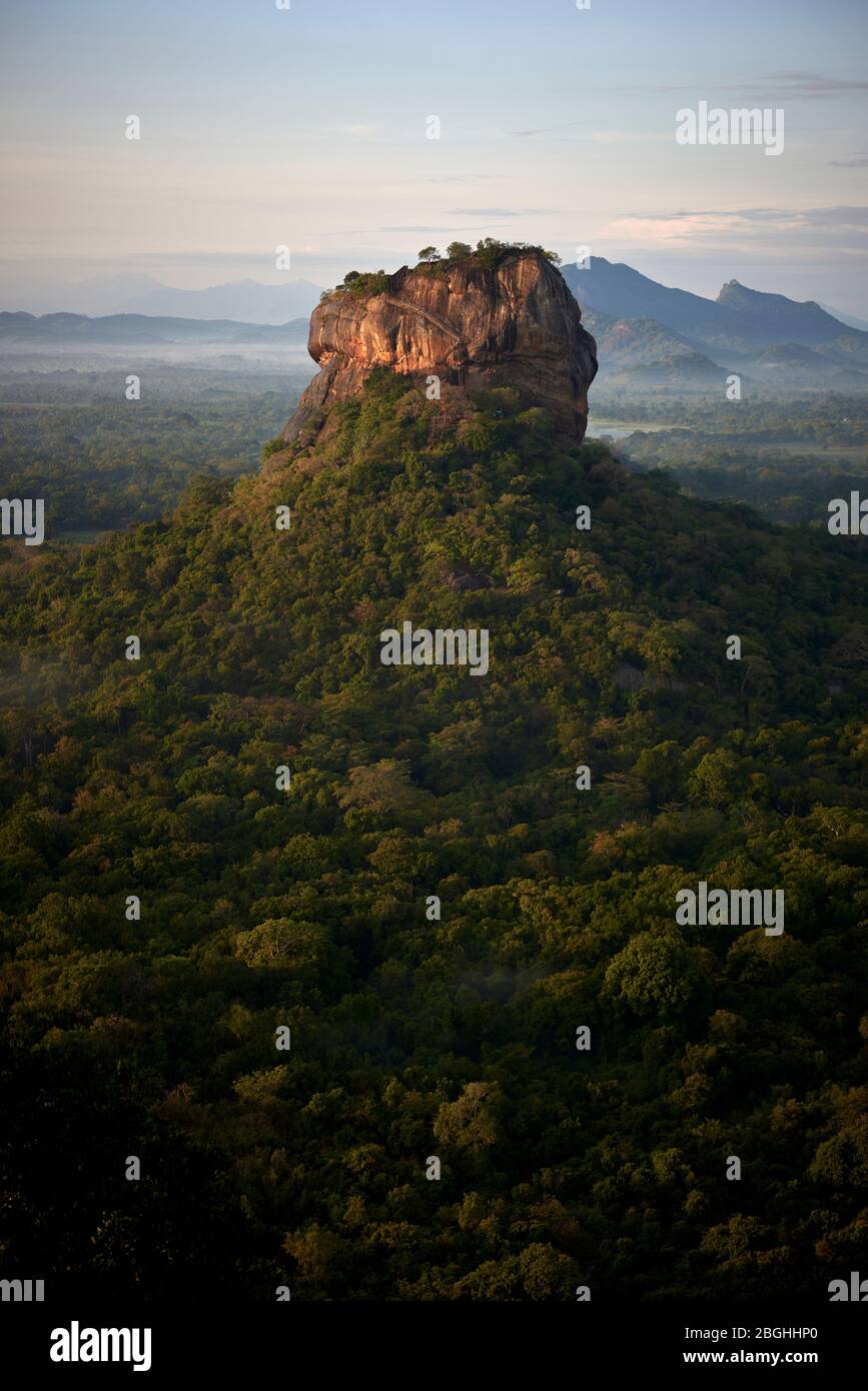 Sigiriya Rock in Sri Lanka, visto da Pidurangala Rock. Sigiriya Rock è una popolare attrazione turistica è un sito patrimonio dell'umanità dell'UNESCO e presenta rui Foto Stock