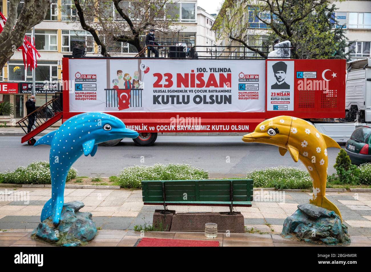 Istanbul, Turchia. 21 Apr 2020. La banda morale del comune di Kadikoy ha dato morale al pubblico con la loro musica su Bagdat Street alla vigilia del 23 aprile, la sovranità nazionale e la festa dei bambini, Kadikoy. Mentre la banda morale diede morale alle persone che chiudevano le loro case a causa della pandemia di Coronavirus, iniziarono il centenario della sovranità nazionale e della Giornata dei bambini all'inizio della settimana. La sovranità nazionale e la Giornata dei bambini è una festa pubblica in Turchia, che celebra la fondazione della Grande Assemblea Nazionale della Turchia, il 23 aprile 192 Foto Stock