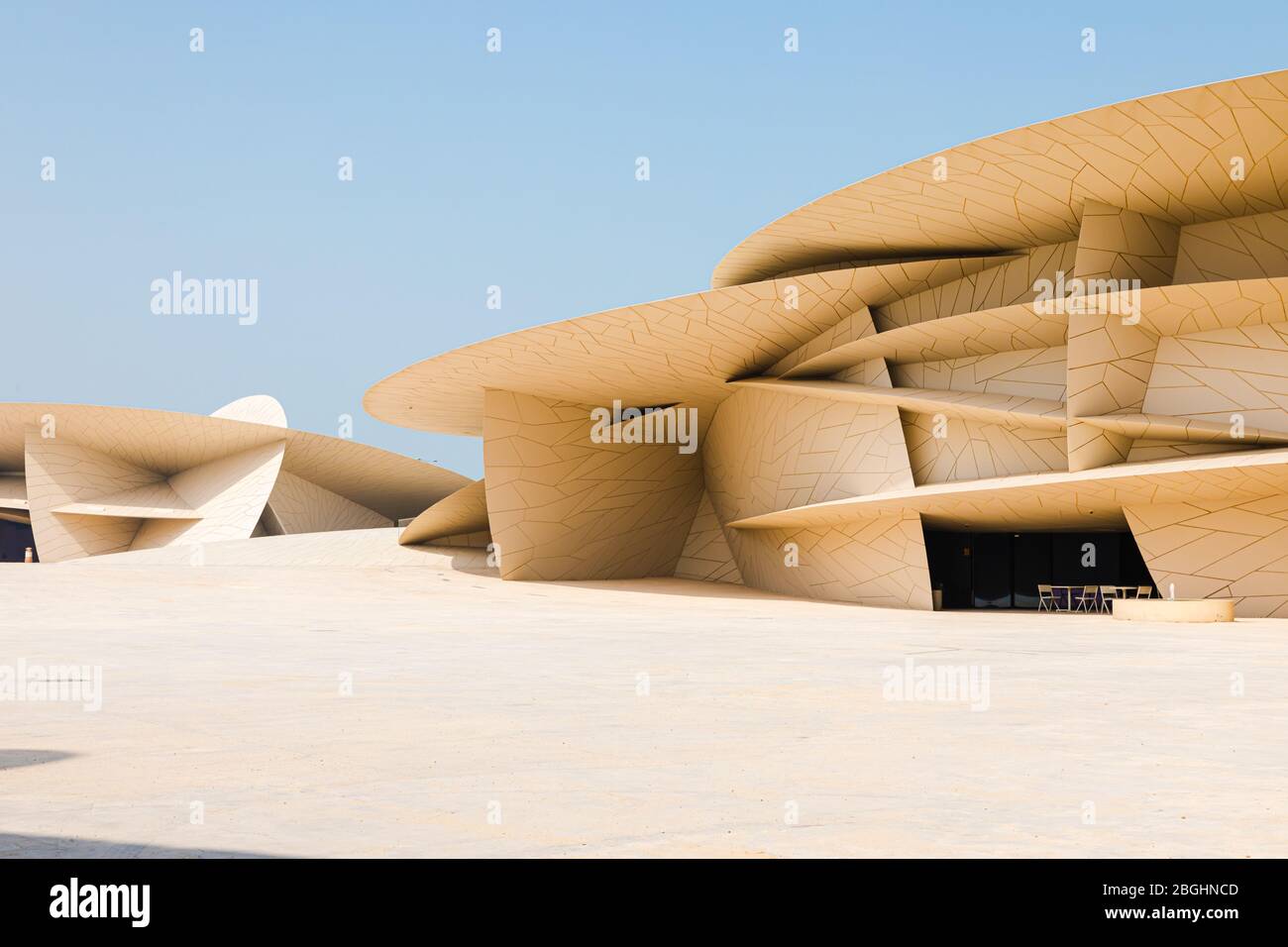 Doha, Qatar - 2 marzo 2020: Architettura moderna contemporanea Museo Nazionale del Qatar di Jean Nouvel a Doha città con sfondo cielo blu Foto Stock